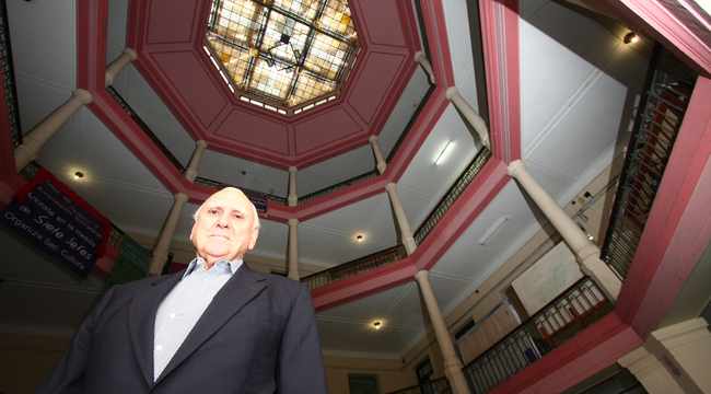 Alberto Ncoli, 80 aos, flamante graduado de ingeniera qumica, en el octgono de su facultad. 